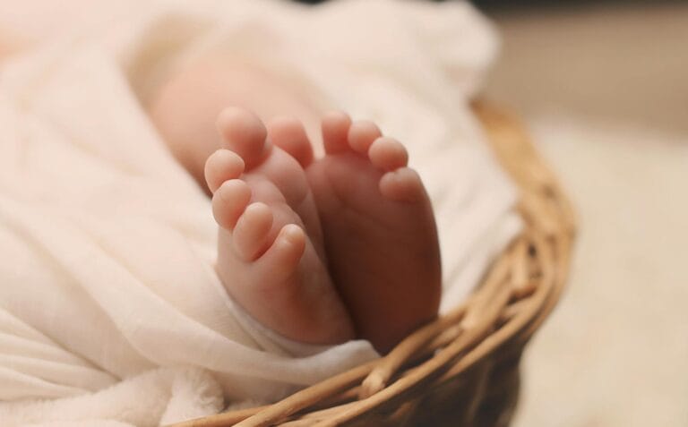 newborn baby feet basket 161534 1