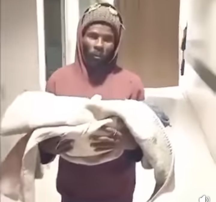 Video of a father holding a baby circulate on social media 