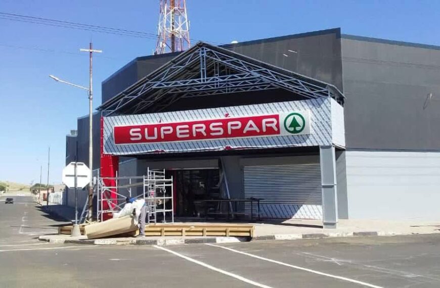 Keetmanshoop SUPERSPAR workers thank Amushelelo after receiving salaries