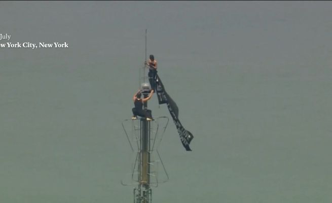 Couple arrested after staging dramatic ‘engagement’ stunt on top of the Empire State Building 2 1001135829